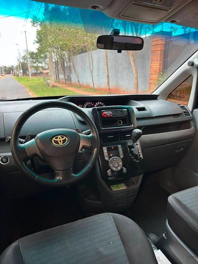 Toyota Voxy miniatura 8