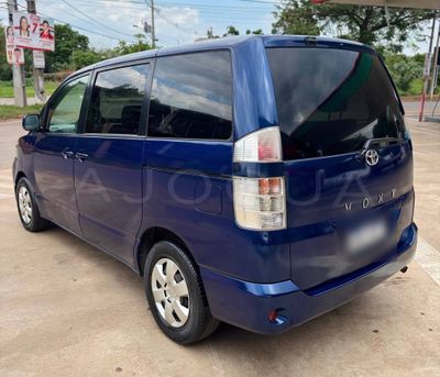 Toyota Voxy miniatura 5