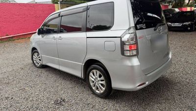 Toyota Voxy miniatura 3