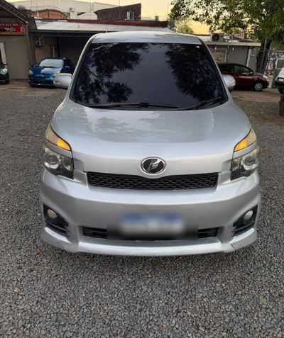 Toyota Voxy miniatura 2