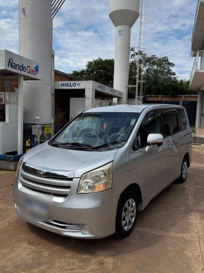 Toyota Noah miniatura 2