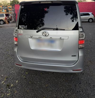 Toyota Voxy miniatura 5