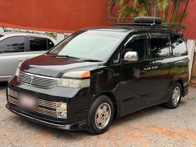 Toyota Voxy miniatura 2