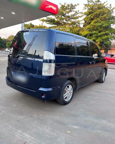 Toyota Voxy miniatura 6