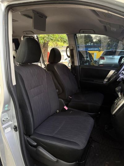 Toyota Voxy miniatura 10