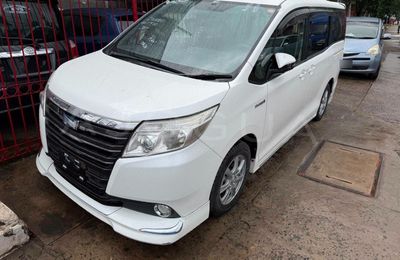 Toyota Noah miniatura 2