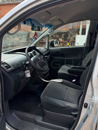 Toyota Noah miniatura 5