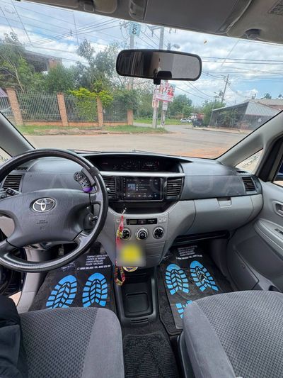 Toyota Voxy miniatura 11