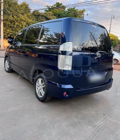 Toyota Voxy miniatura 10