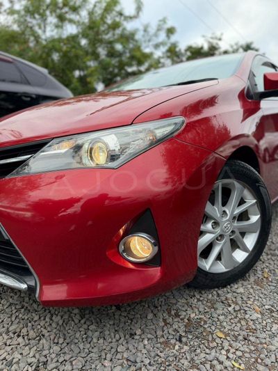 Toyota Auris miniatura 4