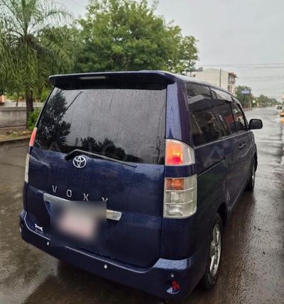 Toyota Voxy miniatura 6