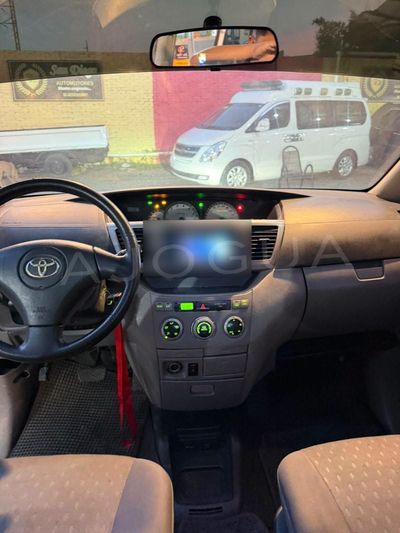 Toyota Voxy miniatura 7