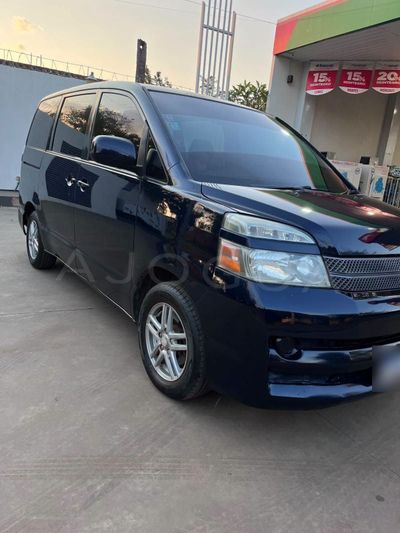 Toyota Voxy miniatura 15