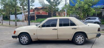 Mercedes-Benz 300D miniatura 10