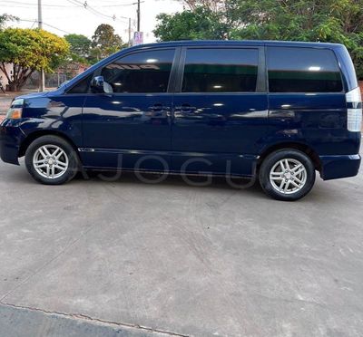 Toyota Voxy miniatura 9