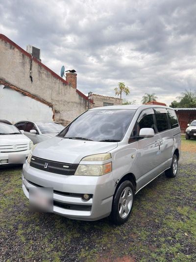Toyota Voxy miniatura 2