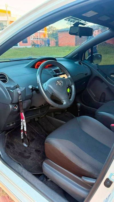 Toyota Vitz miniatura 2