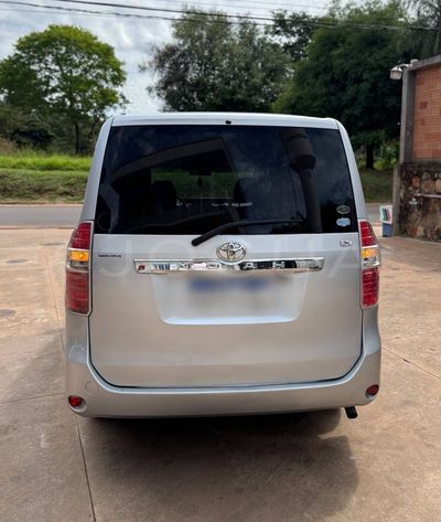 Toyota Noah miniatura 4