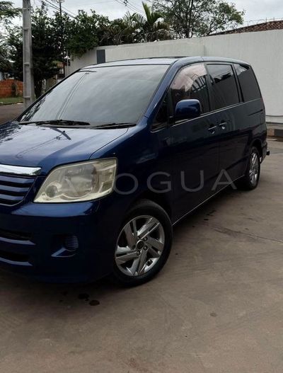 Toyota Noah thumbnail 1