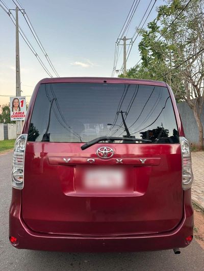 Toyota Voxy miniatura 3