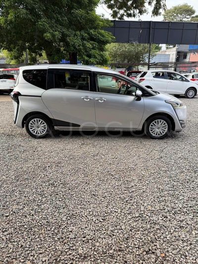 Toyota Sienta miniatura 2