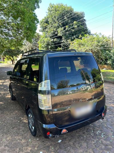 Toyota Voxy miniatura 11