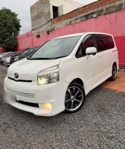 Toyota Voxy thumbnail 1