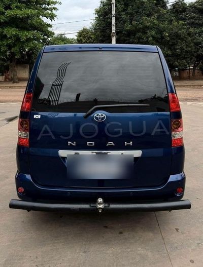 Toyota Noah miniatura 8