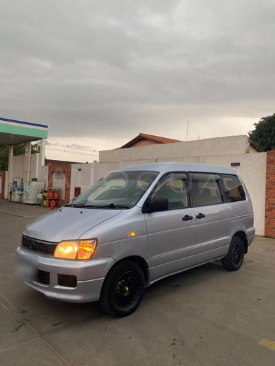 Toyota Noah miniatura 10