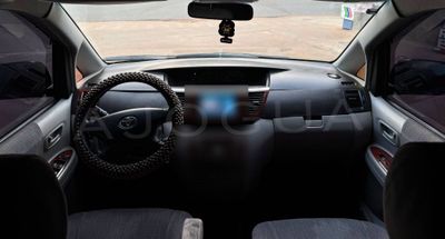 Toyota Noha miniatura 7