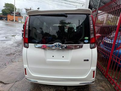 Toyota Noah miniatura 3