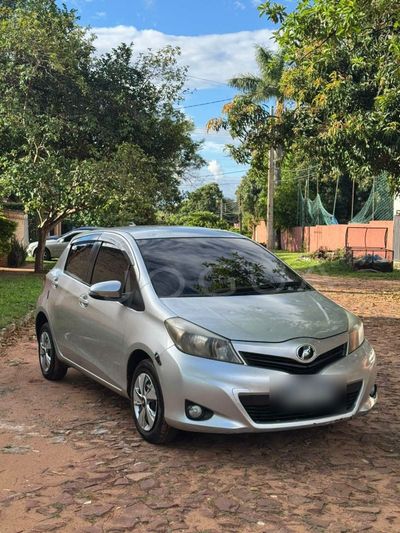 Toyota Vitz thumbnail 1