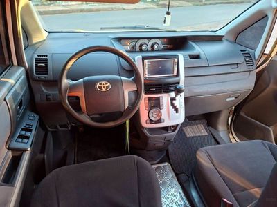 Toyota Voxy miniatura 6