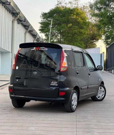 Toyota FunCargo miniatura 5