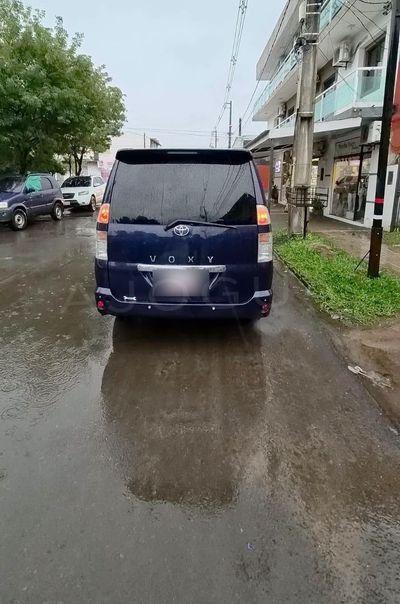 Toyota Voxy miniatura 4