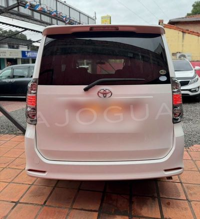 Toyota Voxy miniatura 5