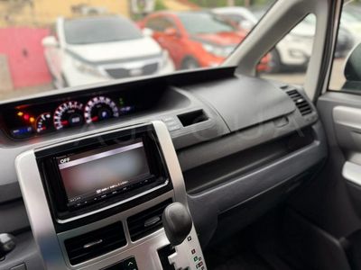 Toyota Voxy miniatura 9