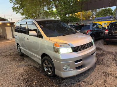 Toyota Voxy miniatura 2