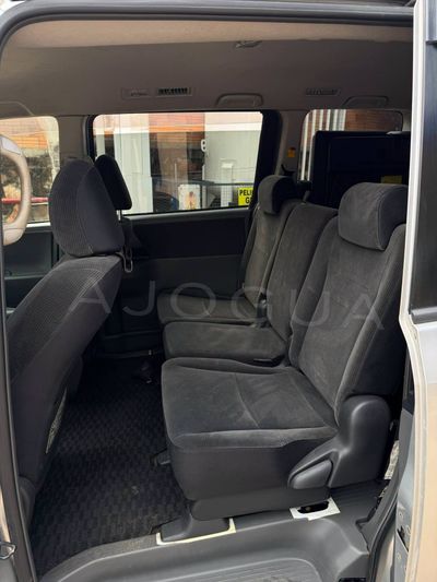 Toyota Noah miniatura 6