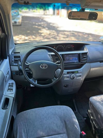 Toyota Voxy miniatura 9