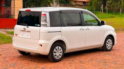 Toyota Sienta miniatura 3