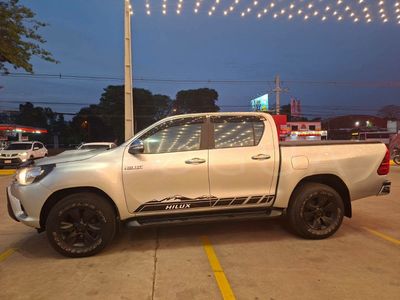 Toyota Hilux miniatura 14