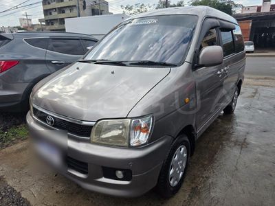 Toyota Noah miniatura 4