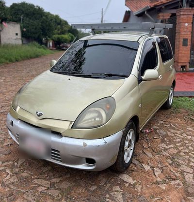 Toyota FunCargo thumbnail 1