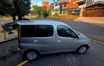Toyota FunCargo miniatura 8