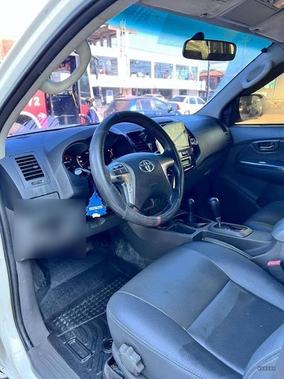 Toyota Hilux miniatura 6