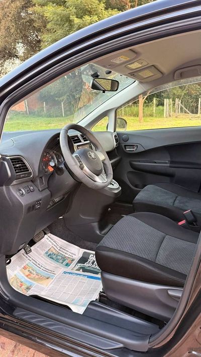 Toyota Ractis miniatura 3