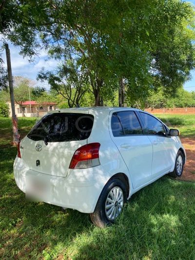Toyota Vitz miniatura 10