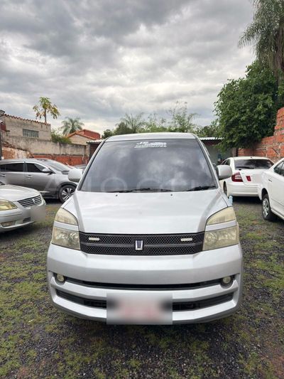 Toyota Voxy miniatura 5