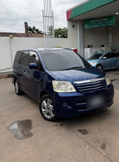 Toyota Noah miniatura 2
